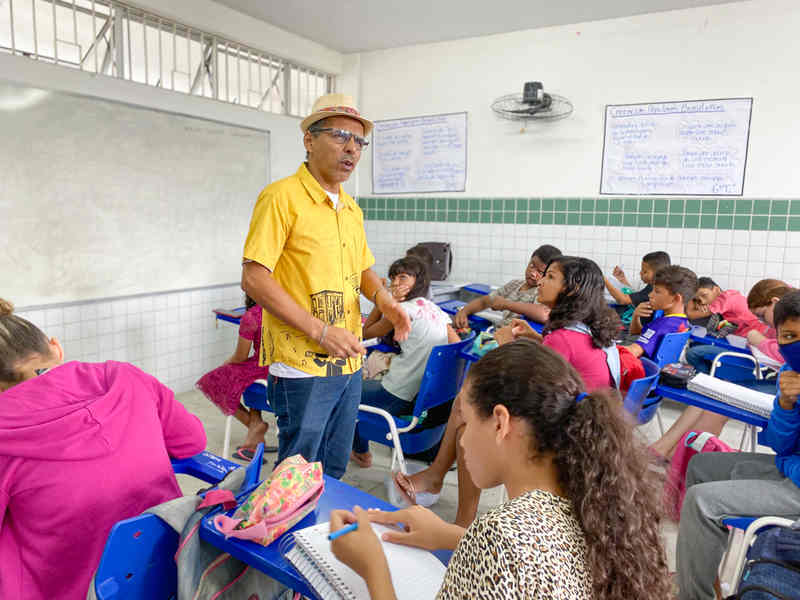 Crianças aprendem literatura de cordel versalizando imagens nas escolas